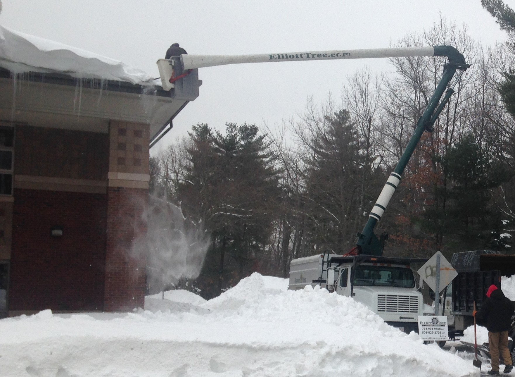 Roof Snow Removal Services & Ice Dam Removal Worcester MA